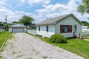 815 7th St, Colona, IL 61241 - Photo 2