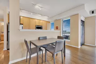343 W Old Town Ct, Chicago, IL 60610 - Photo 6