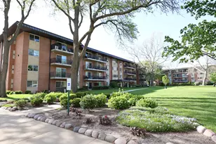 2230 S Goebbert Rd, Arlington Heights, IL 60005 - Photo 1