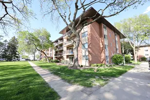 2230 S Goebbert Rd, Arlington Heights, IL 60005 - Photo 4