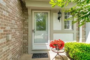 4692 N Sapphire Dr, Hoffman Estates, IL 60192 - Photo 2