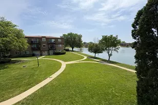9481 Bay Colony Dr, Des Plaines, IL 60016 - Photo 12