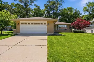 1432 Schramm Dr, Westmont, IL 60559 - Photo 1