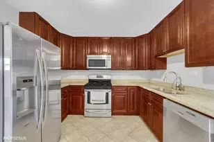 1111 Holiday Ln, Des Plaines, IL 60016 - Photo 4