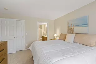 928 N Village Dr, Round Lake Beach, IL 60073 - Photo 8