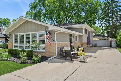 576 Bedford Lane, Des Plaines, IL 60016 - Photo 2