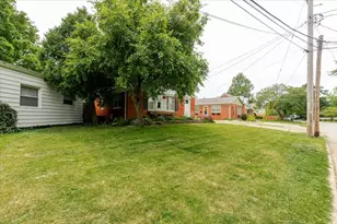 513 Maizefield Ave, Bloomington, IL 61701 - Photo 2