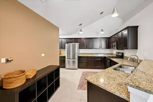 617 Schumann St, Woodstock, IL 60098 - Photo 6