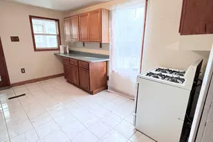 1132 E Locust St, Dekalb, IL 60115 - Photo 4