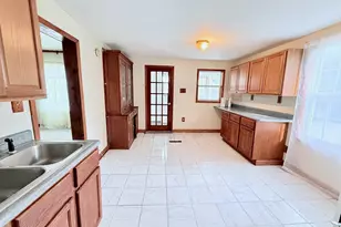 1132 E Locust St, Dekalb, IL 60115 - Photo 2