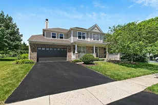 14 Kenilworth Ct, Cary, IL 60013 - Photo 2