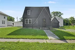 310 N Melvin St, Gibson City, IL 60936 - Photo 2
