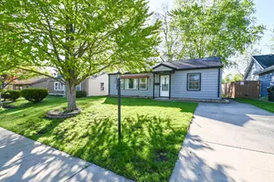 127 S Hawthorne Blvd, Mundelein, IL 60060 - Photo 2