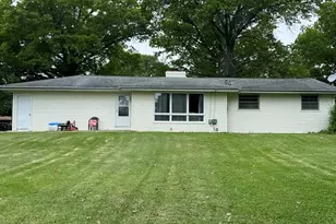 1304 Riverview Rd, Sterling, IL 61081 - Photo 2