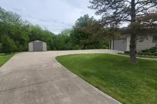 1814 Hickory Ln, Dixon, IL 61021 - Photo 10