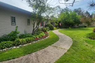 1814 Hickory Ln, Dixon, IL 61021 - Photo 4