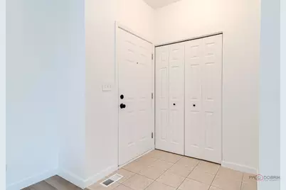 178 W Hampton Drive, Round Lake, IL 60073 - Photo 2