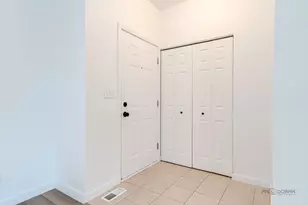 178 W Hampton Dr, Round Lake, IL 60073 - Photo 2