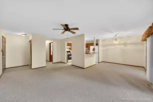 829 Chasefield Ln, Crystal Lake, IL 60014 - Photo 4