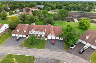 829 Chasefield Ln, Crystal Lake, IL 60014 - Photo 2