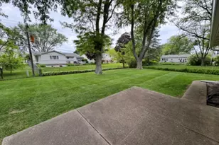 5 Mohawk Ct, Buffalo Grove, IL 60089 - Photo 2