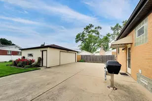 309 Wisconsin Dr, Des Plaines, IL 60016 - Photo 34