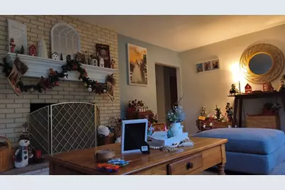 521 College Terrace, Dekalb, IL 60115 - Photo 4