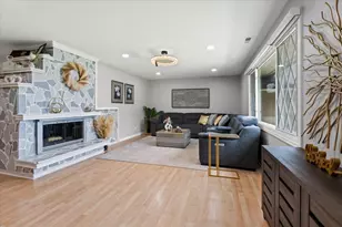 1923 Warwick Ln, Schaumburg, IL 60193 - Photo 2