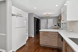 305 Tanglewood Ln, Naperville, IL 60563 - Photo 10