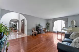 2135 Phillips Dr, Glenview, IL 60026 - Photo 4