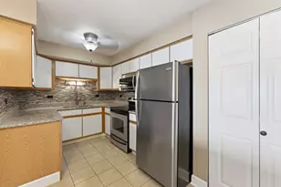 2218 S Goebbert Rd, Arlington Heights, IL 60005 - Photo 4