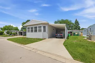 165 Hansom Dr, Wheeling, IL 60090 - Photo 2