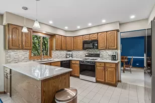 8814 Galleria Ct, Spring Grove, IL 60081 - Photo 6