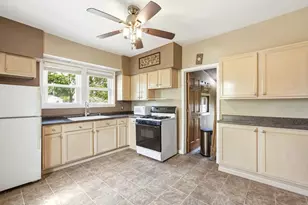 570 Addison St, Elgin, IL 60120 - Photo 12