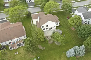 2210 Fieldcrest Dr, Mundelein, IL 60060 - Photo 6