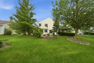 2210 Fieldcrest Dr, Mundelein, IL 60060 - Photo 8