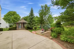 2210 Fieldcrest Dr, Mundelein, IL 60060 - Photo 10