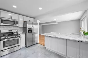 9137 Barberry Ln, Des Plaines, IL 60016 - Photo 12