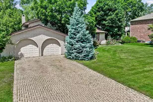 8408 Lakeside Dr, Downers Grove, IL 60516 - Photo 2