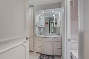 260 E Chestnut St, Chicago, IL 60611 - Photo 16
