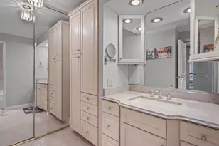 260 E Chestnut St, Chicago, IL 60611 - Photo 14
