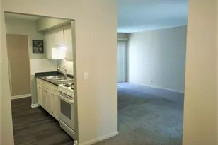 2275 Country Club Dr, Woodridge, IL 60517 - Photo 8