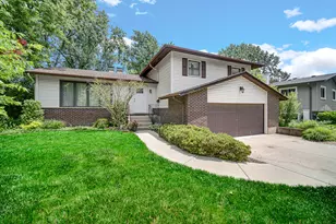 1105 N Hemlock Ln, Mount Prospect, IL 60056 - Photo 1