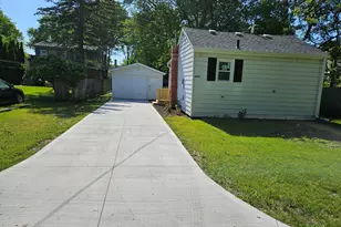 3015 Ezekiel Ave, Zion, IL 60099 - Photo 2