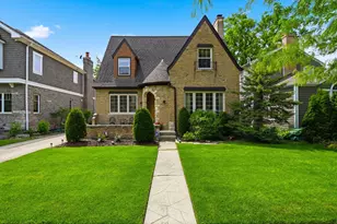 822 S Chester Ave, Park Ridge, IL 60068 - Photo 2