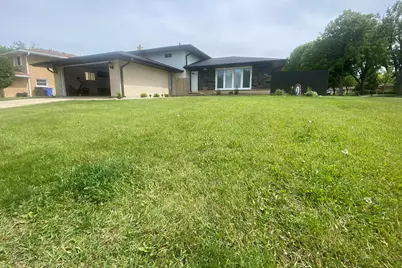 1801 E Aztec Lane, Mount Prospect, IL 60056 - Photo 2