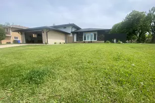 1801 E Aztec Ln, Mount Prospect, IL 60056 - Photo 2