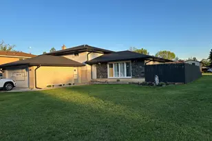 1801 E Aztec Ln, Mount Prospect, IL 60056 - Photo 1