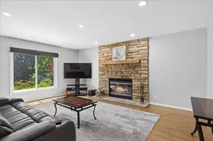 525 Newtown Dr, Buffalo Grove, IL 60089 - Photo 2