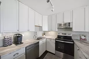 1560 N Sandburg Terrace, Chicago, IL 60610 - Photo 4